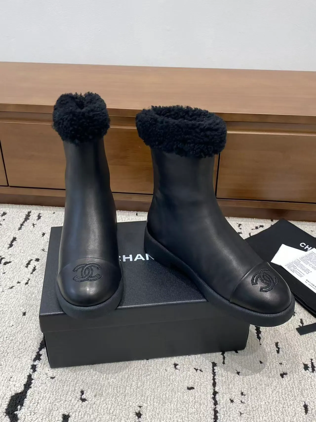 👟👟Ex-factory price 700👟👟 🍀Chanel 2025 autumn and winter furry snow boots. Chanel new autumn and winter genuine wool slippers and boots. Xiaoxiang’s 2025 autumn and winter most beautiful snow boots. Classic, beautiful and warm snow boots❤️Super warm! It's enough to have it this winter, it's really beautiful and fairy~ Materials and craftsmanship: The upper is made of custom sheepskin/wool/sheepskin, and the inner pads are all made of wool. It feels very soft and comfortable! The sole is the original TPU outsole Size: 35-39 (40.41 customized, non-refundable)
